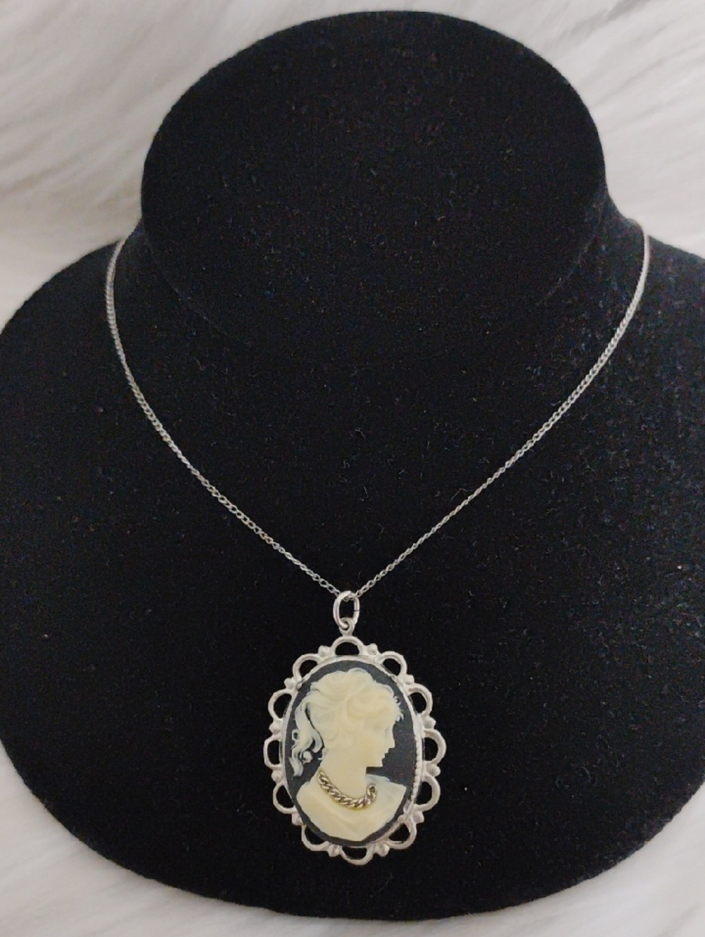 SALE! Classic White Vintage Cameo Silver Tone Pendant & 925 Chain